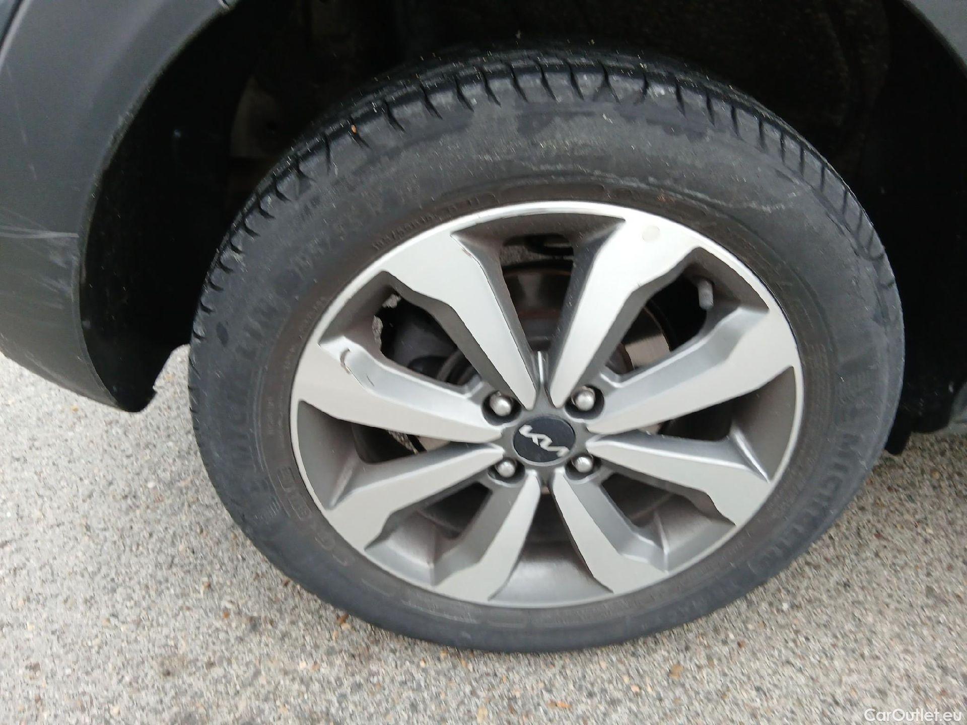  KIA  STONIC KIA  / 2017 / 5P / todoterreno 1.0 T-GDi 74kW (100CV) MHEV iMT Concept #46