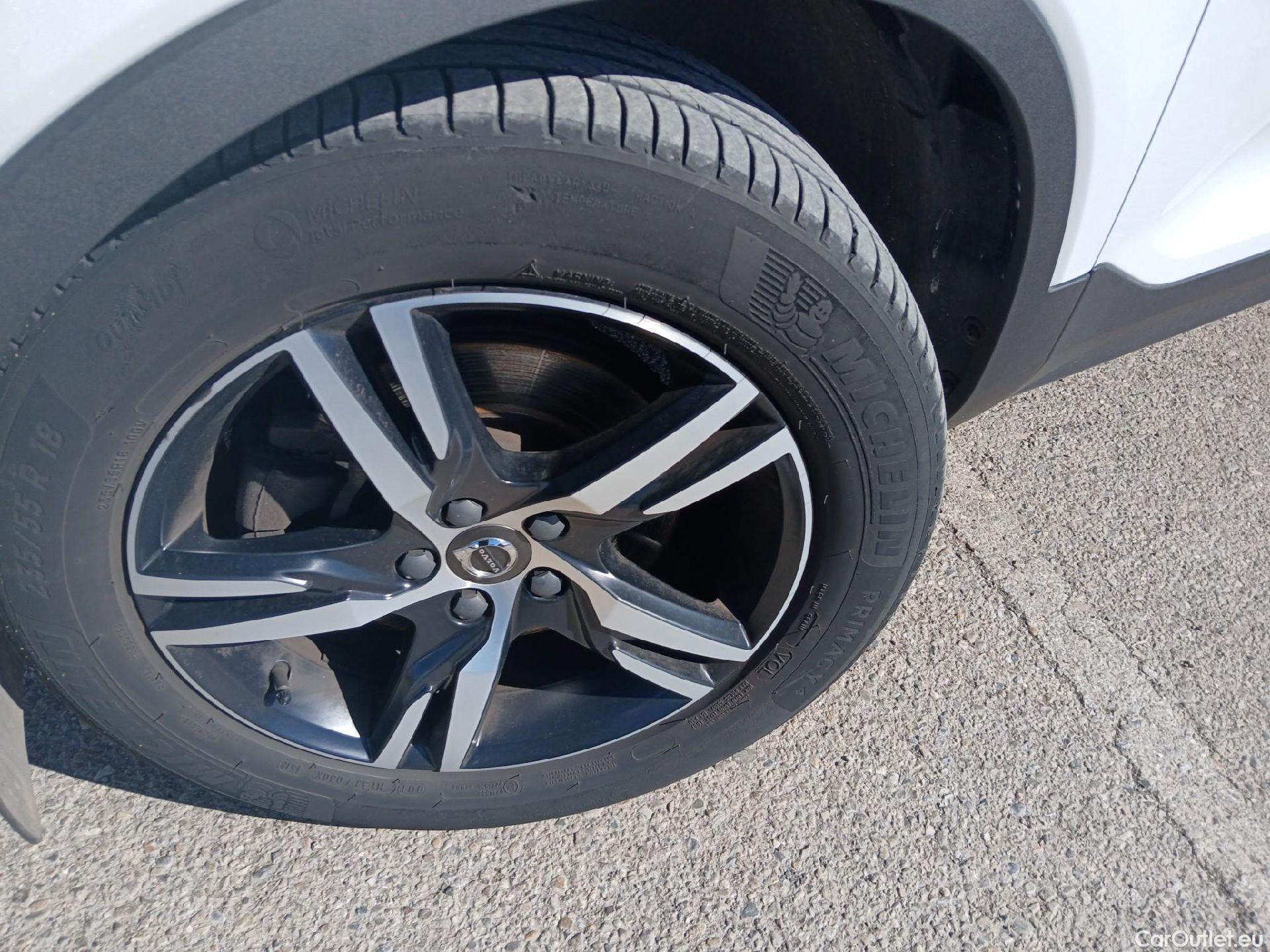  Volvo  XC 40 VOLVO XC40 / 2017 / 5P / todoterreno 2.0 T4 R-Design Auto #3