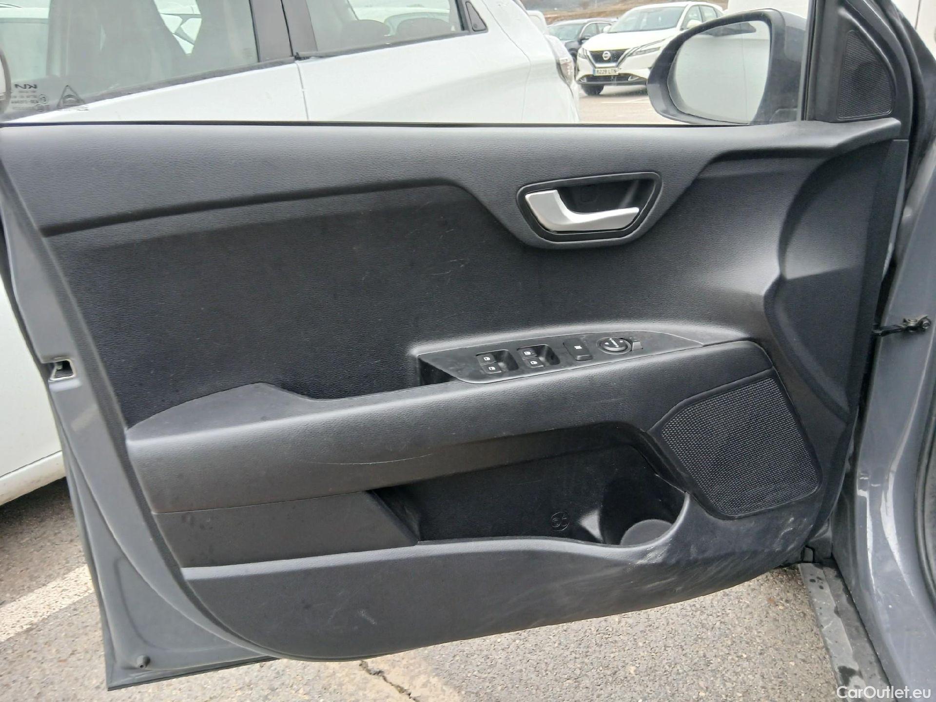  KIA  STONIC KIA  / 2017 / 5P / todoterreno 1.0 T-GDi 74kW (100CV) MHEV iMT Concept #24