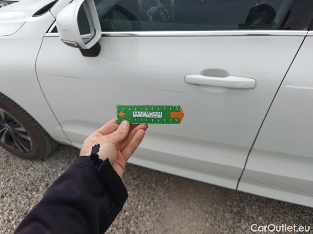  Volvo  XC60 VOLVO  / 2017 / 5P / todoterreno 2.0 B4 D AWD Momentum Pro Auto #3