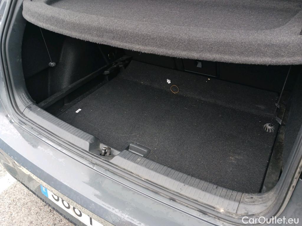  Volkswagen  Golf  VOLKSWAGEN / 2020 / 5P / berlina con portón Life 1.0 TSI 81kW (110CV) #9