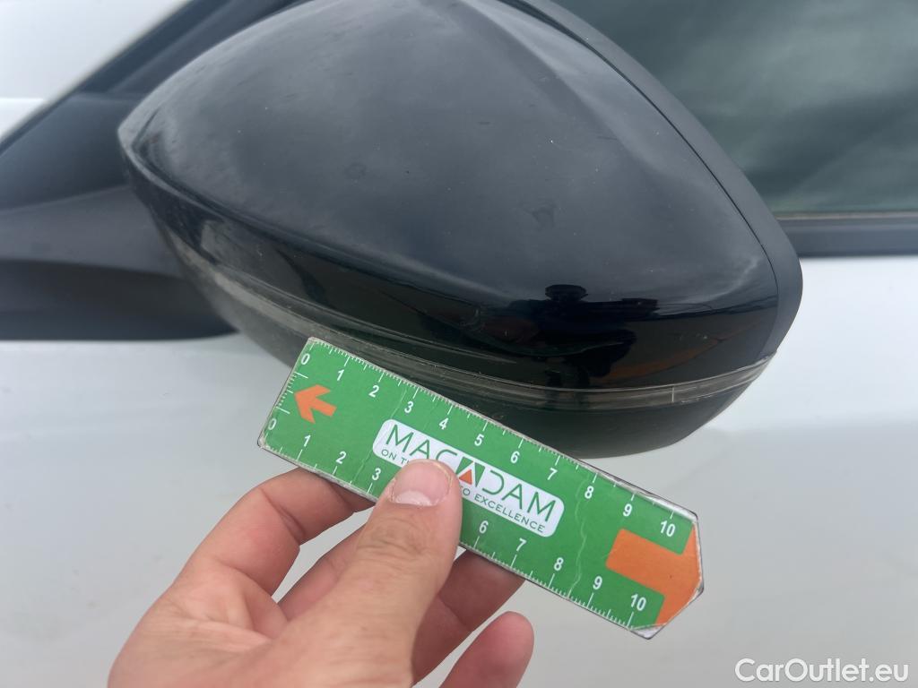  Peugeot  2008 PEUGEOT  / 2019 / 5P / todoterreno Allure BlueHDI 81kW (110CV) #30