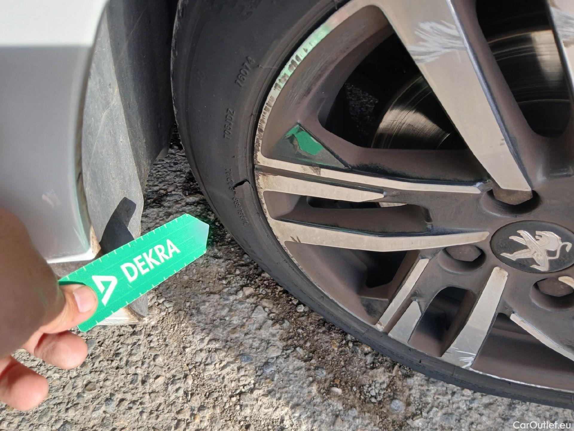  Peugeot  208 PEUGEOT  / 2019 / 5P / berlina con portón PureTech 73kW (100CV) Allure (CX) #68