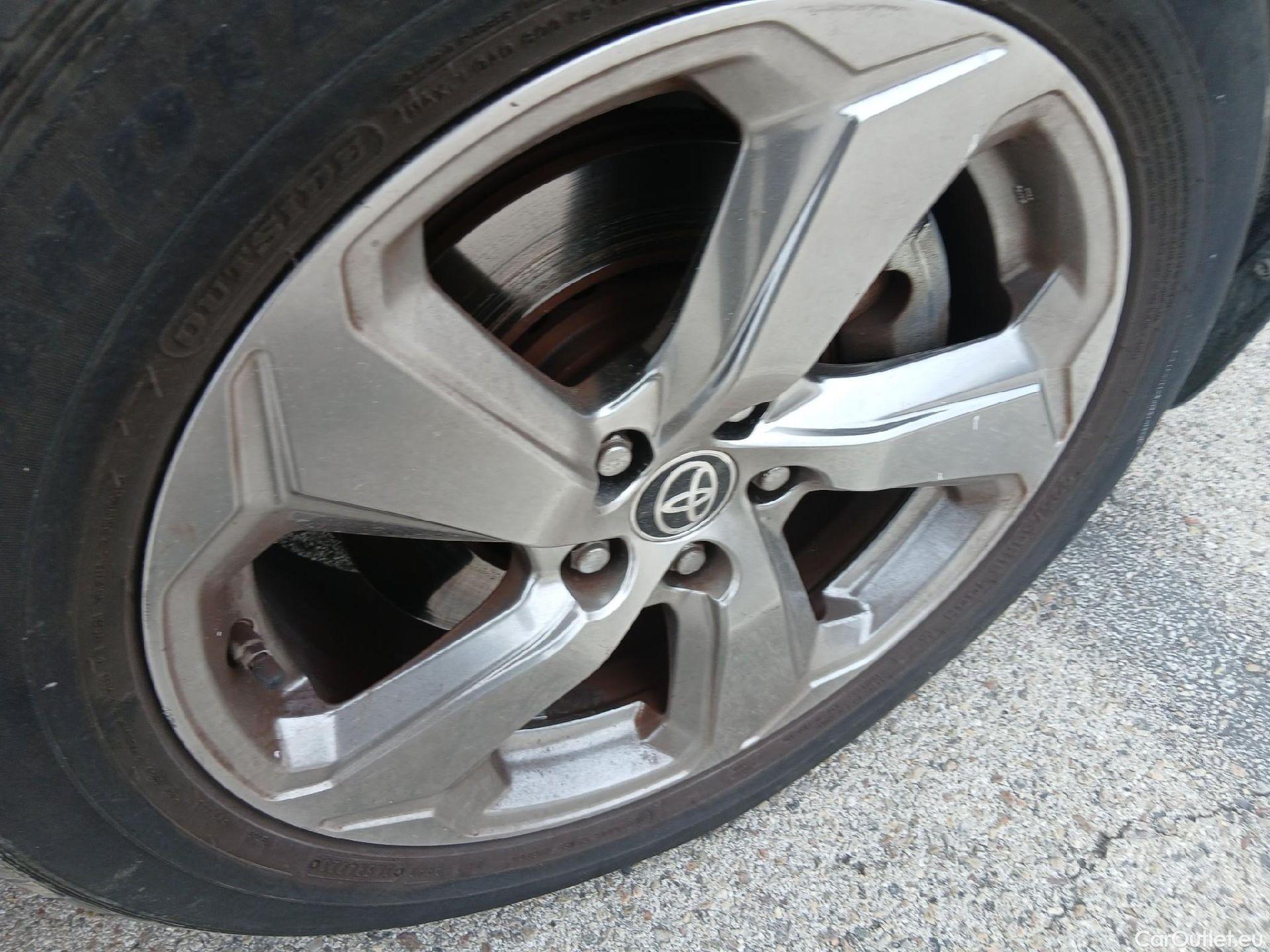  Toyota  RAV4 TOYOTA  / 2018 / 5P / todoterreno 2.5l 220H Advance #3