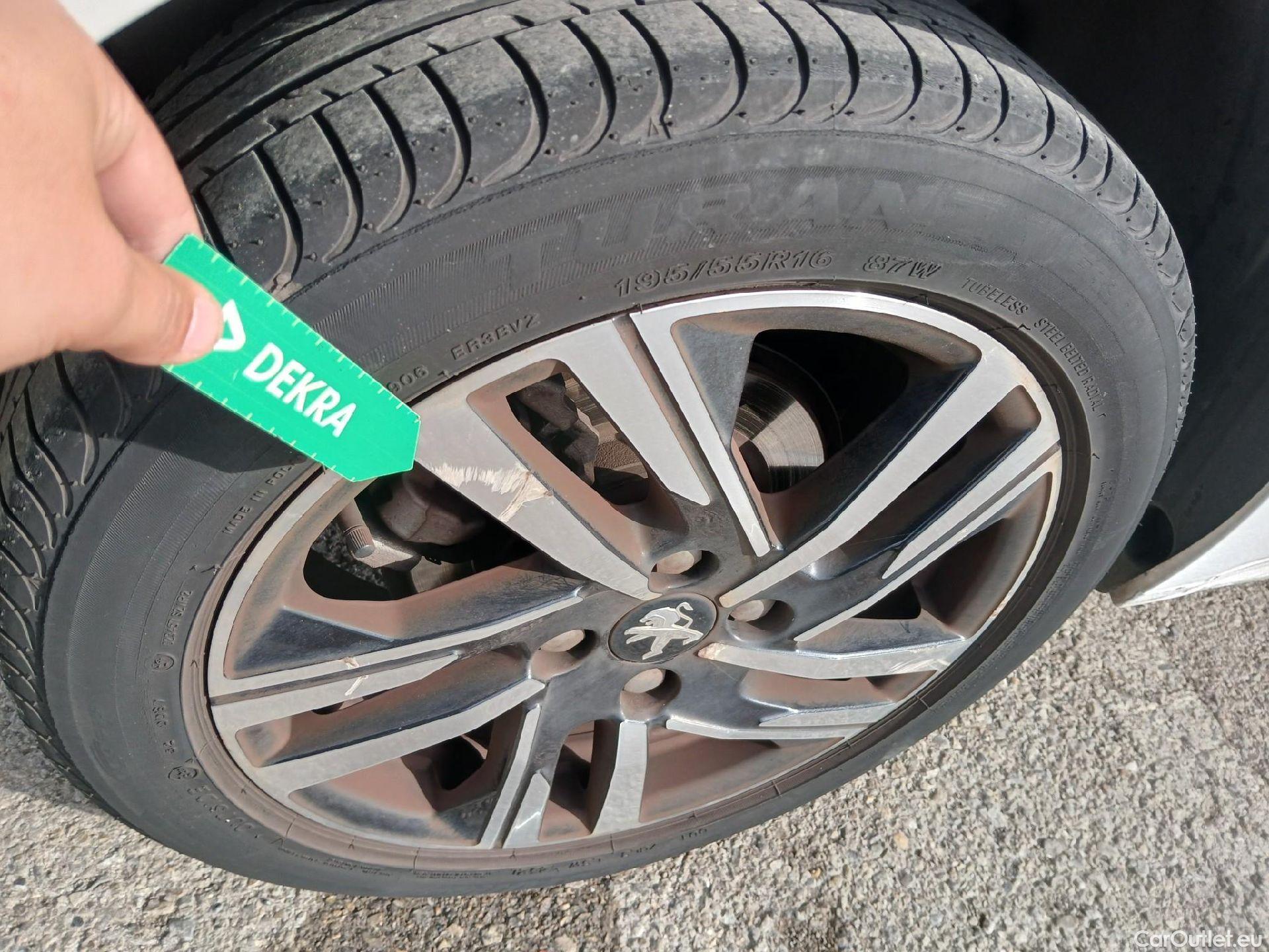  Peugeot  208 PEUGEOT  / 2019 / 5P / berlina con portón PureTech 73kW (100CV) Allure (CX) #49