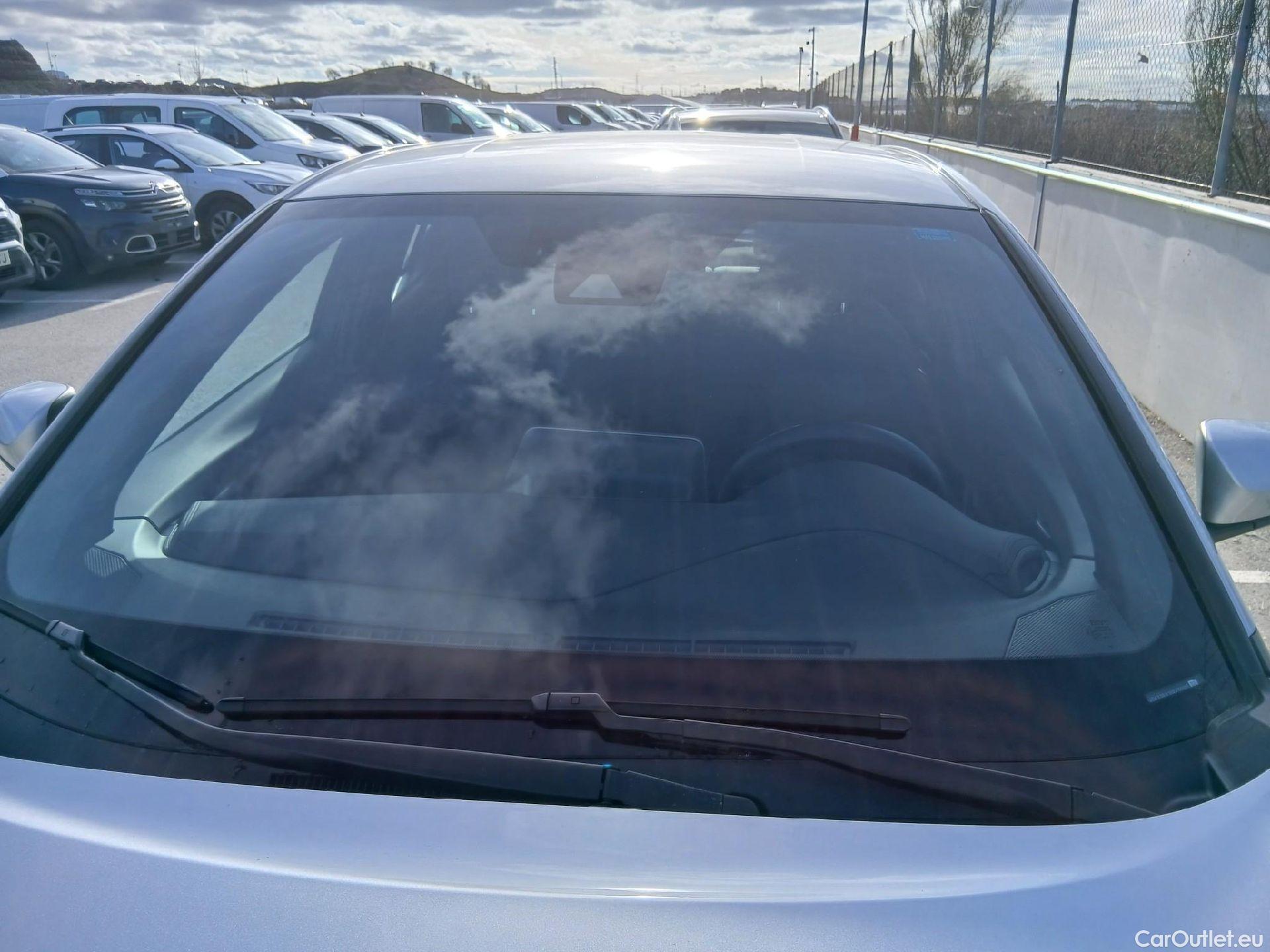  Toyota  C-HR TOYOTA  / 2019 / 5P / todoterreno 1.8 125H Active #2