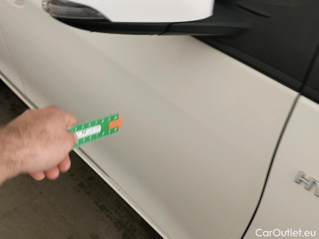  Toyota  Yaris TOYOTA  / 2017 / 5P / berlina con portón 1.5 100H Active #4