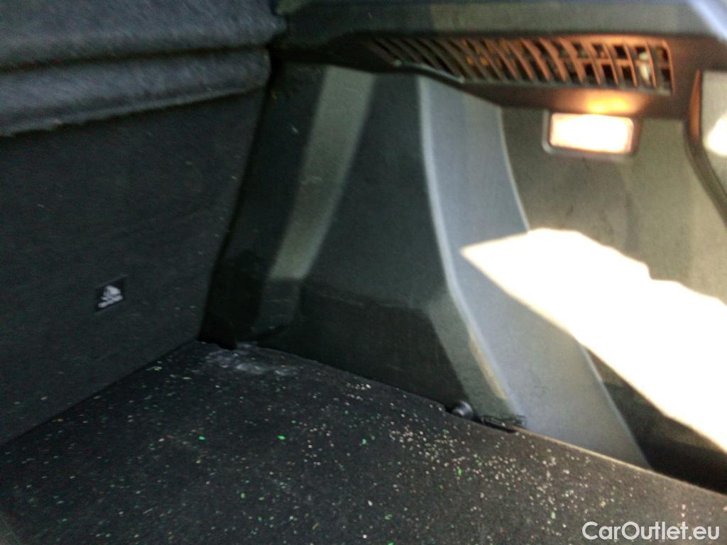  Peugeot  2008 PEUGEOT  / 2019 / 5P / todoterreno Allure Pack BlueHDI 81kW (110CV) (AC) #23