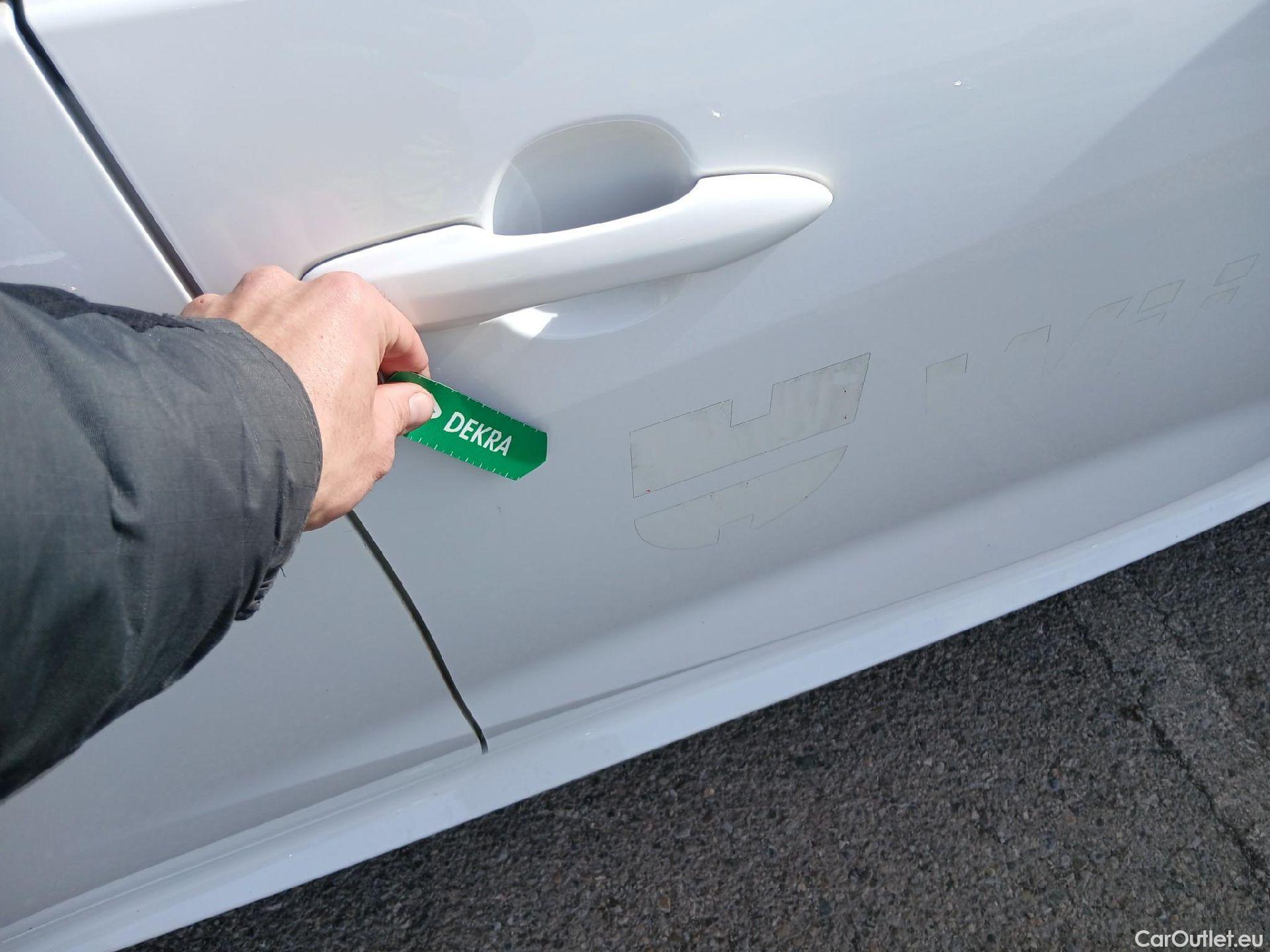  Toyota  Yaris TOYOTA  / 2020 / 5P / berlina con portón 1.5 120H Business Plus #13