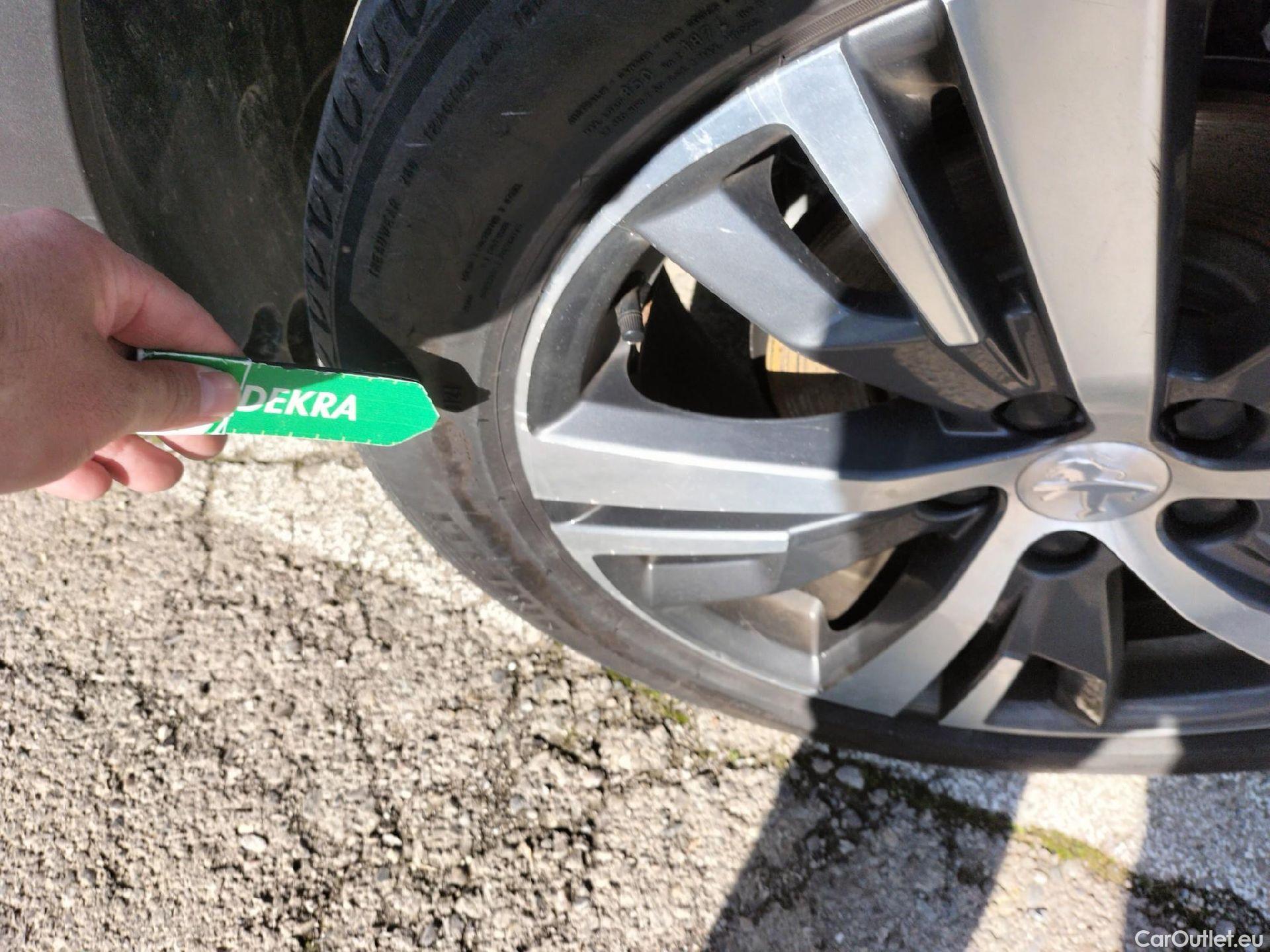  Peugeot  3008 PEUGEOT  Hybrid / 2020 / 5P / todoterreno 225 e-EAT8 Allure (AC2) #36