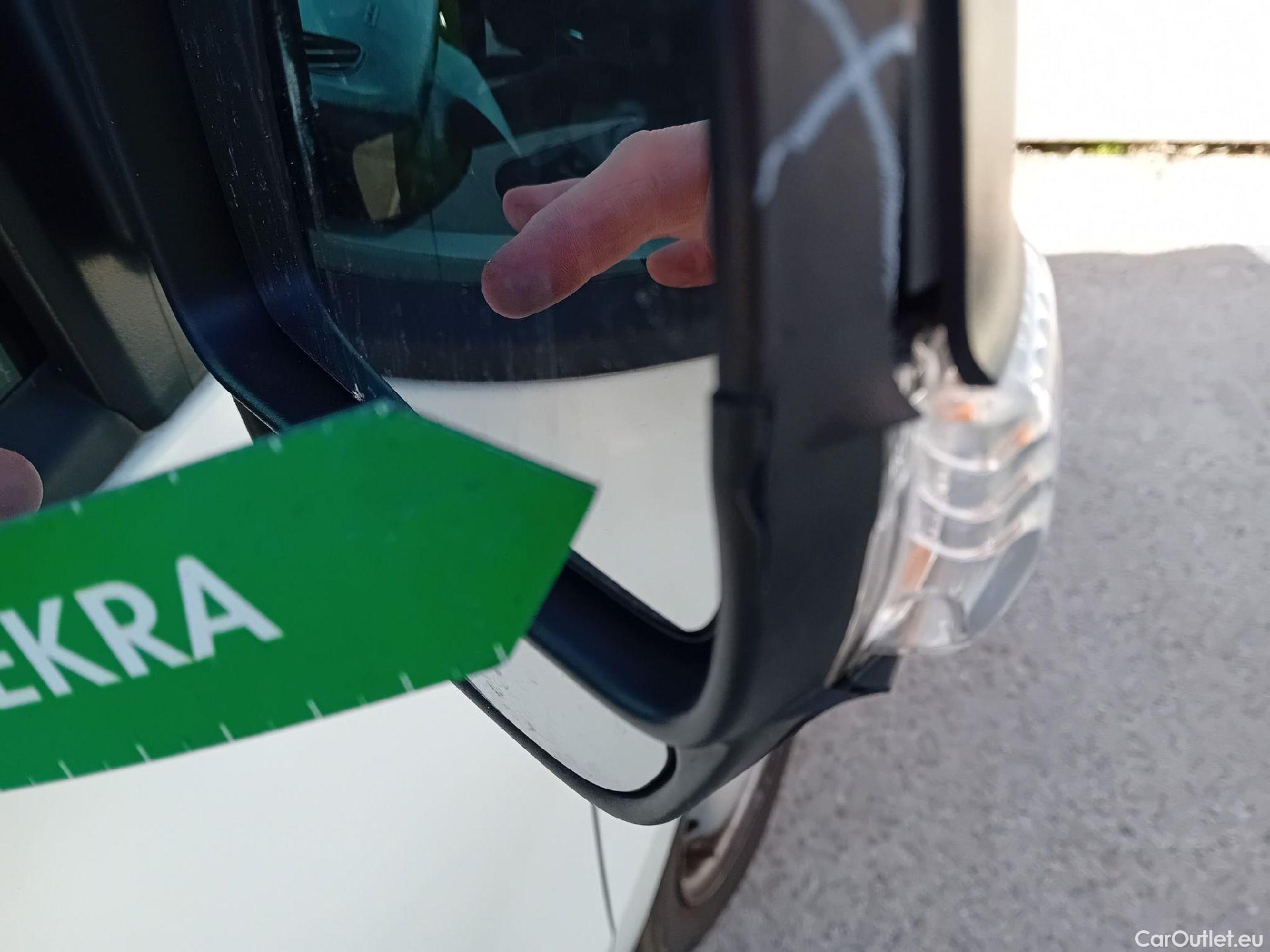  Fiat  Doblo FIAT Doblò Cargo/2015/3P/furgón derivado de turismo Cargo Base 1.3 Multijet 70kW (95CV) #28