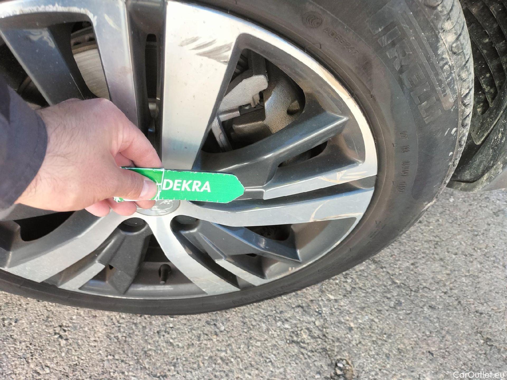  Peugeot  3008 PEUGEOT  Hybrid / 2020 / 5P / todoterreno 225 e-EAT8 Allure (AC2) #64