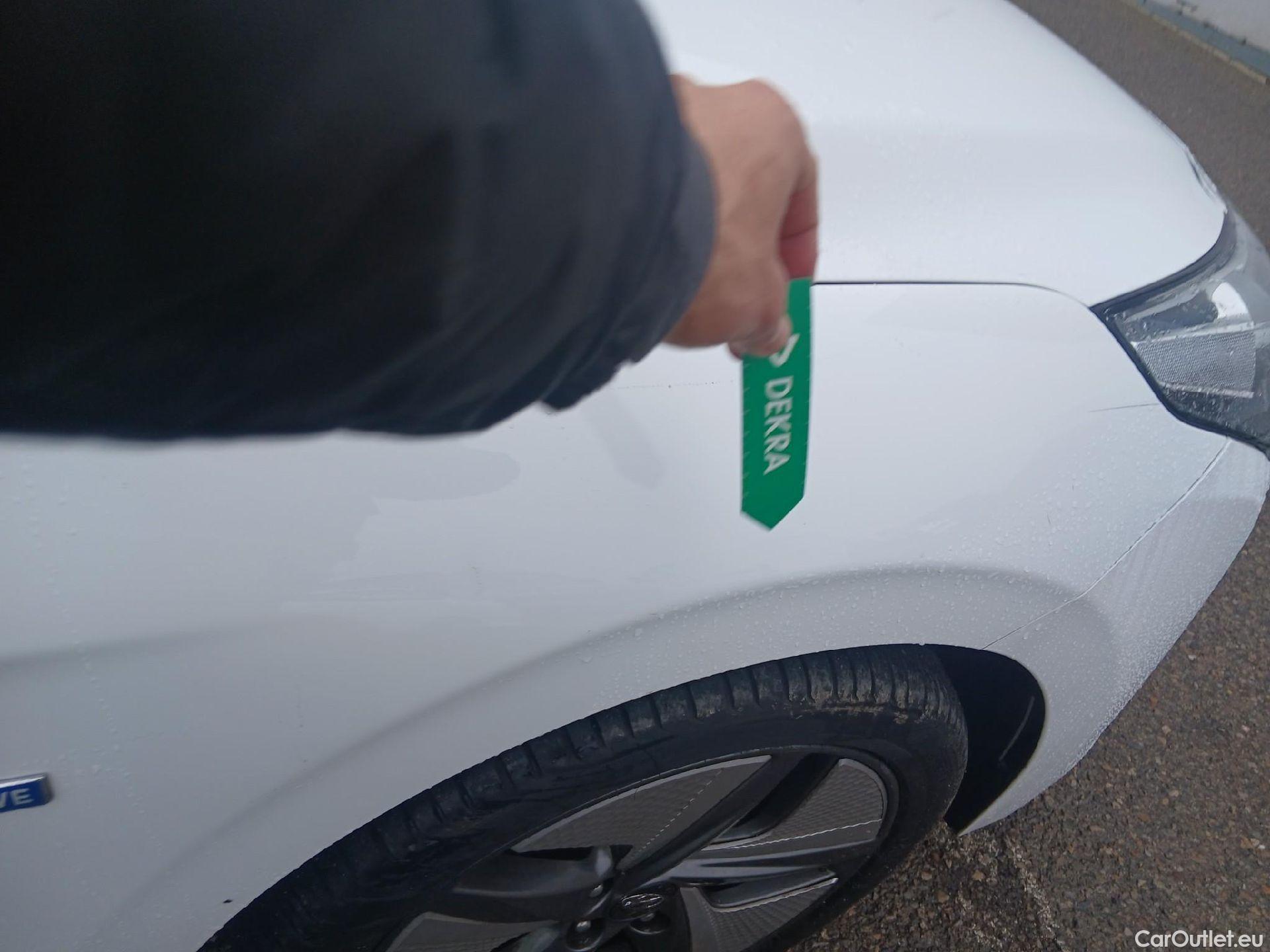  Hyundai   Ioniq HYUNDAI / 2019 / 5P / berlina con portón 1.6 GDI HEV Klass LE DCT #32