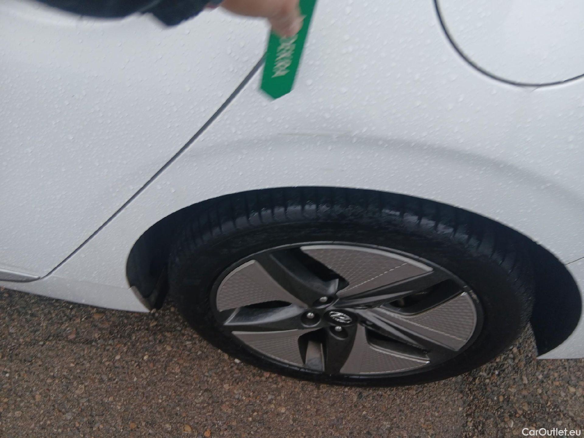  Hyundai   Ioniq HYUNDAI / 2019 / 5P / berlina con portón 1.6 GDI HEV Klass LE DCT #17