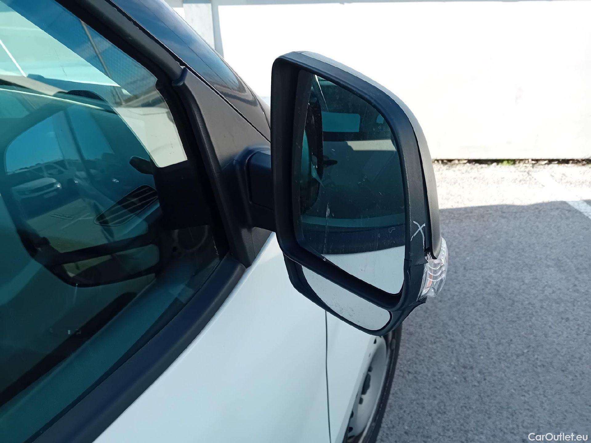  Fiat  Doblo FIAT Doblò Cargo/2015/3P/furgón derivado de turismo Cargo Base 1.3 Multijet 70kW (95CV) #29