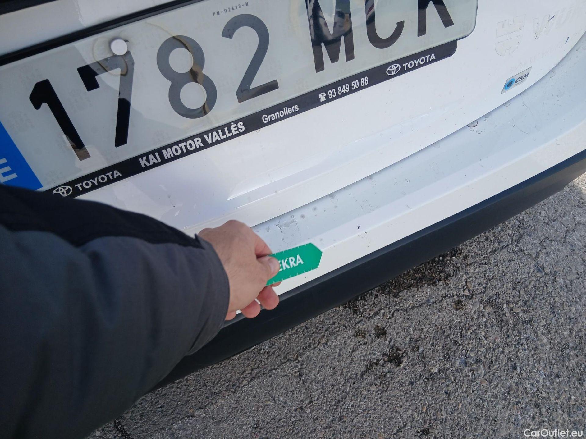  Toyota  Yaris TOYOTA  / 2020 / 5P / berlina con portón 1.5 120H Business Plus #8