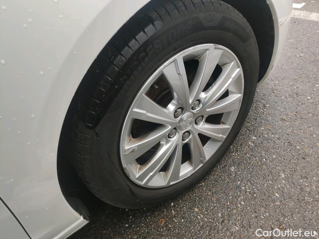  Peugeot  308 PEUGEOT  / 2017 / 5P / familiar W Style BlueHDi 100 S&S 6 Vel. MAN #19