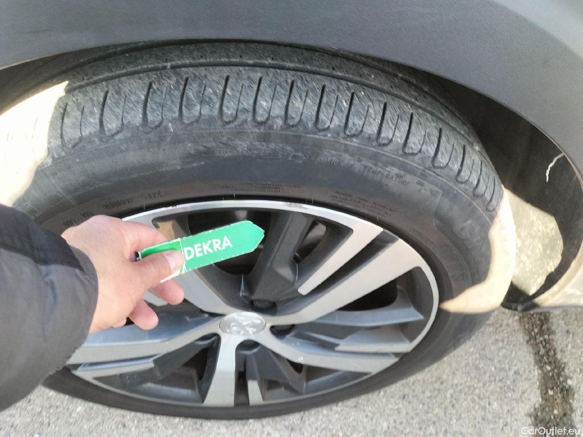  Peugeot  3008 PEUGEOT  Hybrid / 2020 / 5P / todoterreno 225 e-EAT8 Allure (AC2) #21