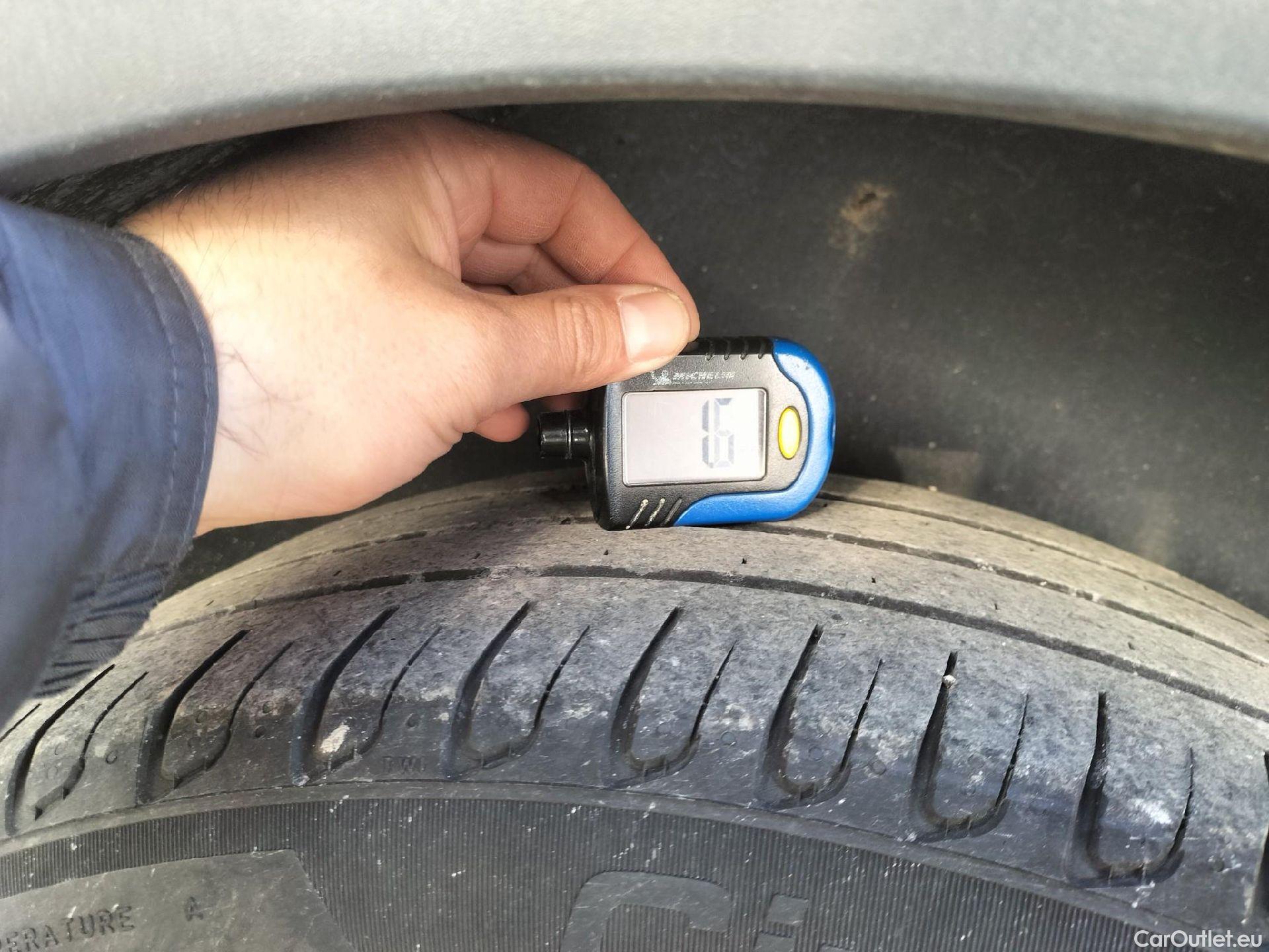  Peugeot  3008 PEUGEOT  Hybrid / 2020 / 5P / todoterreno 225 e-EAT8 Allure (AC2) #2