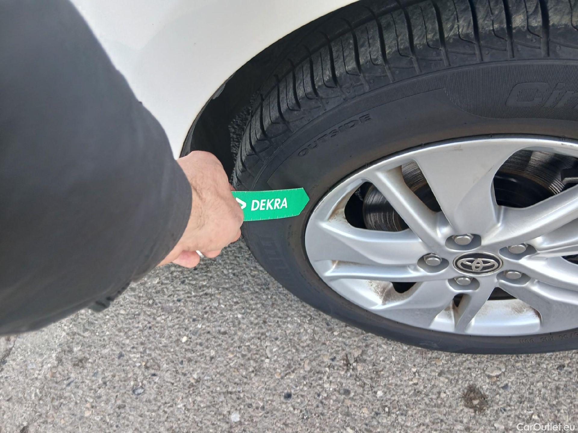  Toyota  Yaris TOYOTA  / 2020 / 5P / berlina con portón 1.5 120H Business Plus #16