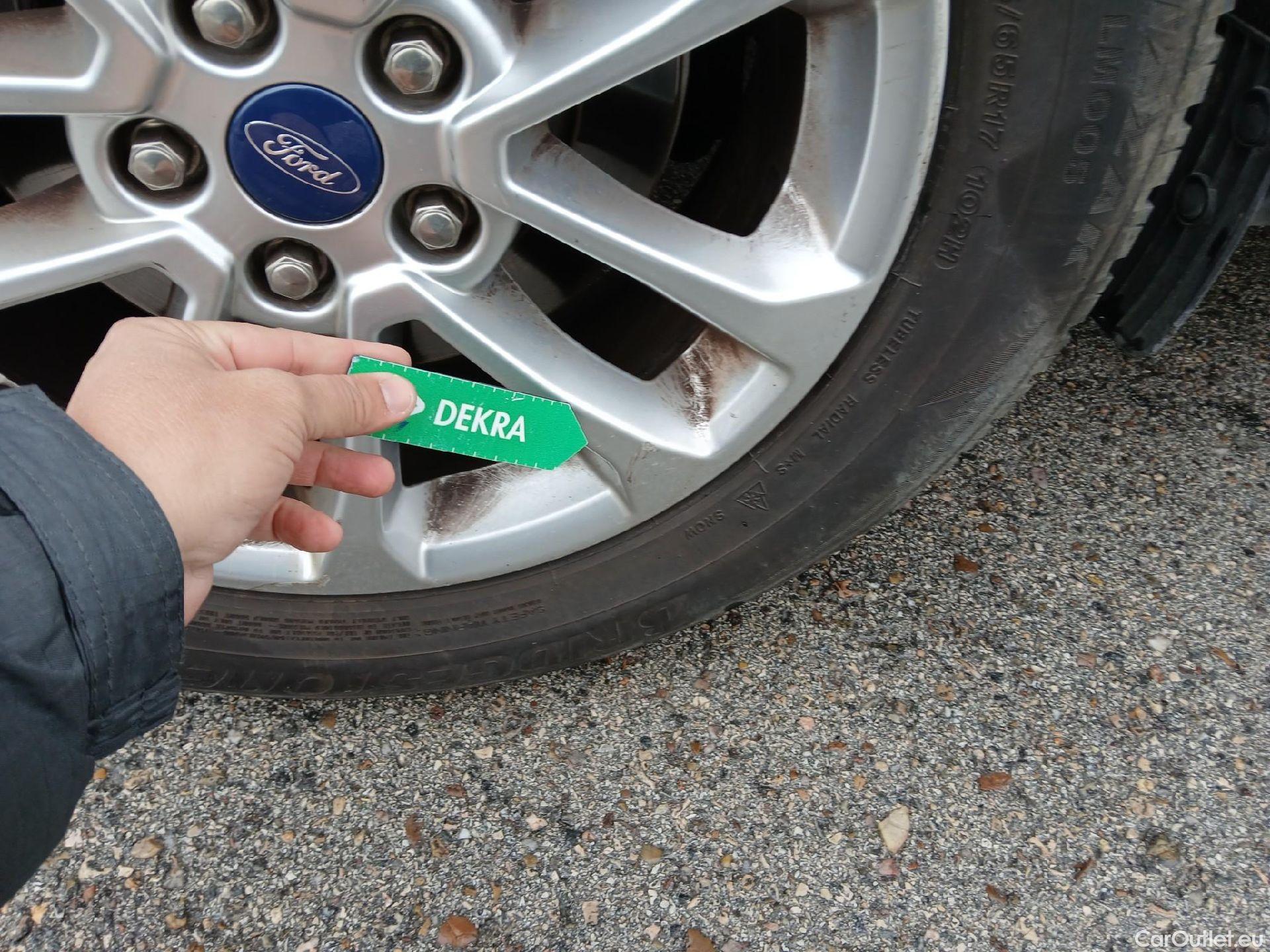  Ford  Kuga FORD  / 2019 / 5P / todoterreno Titanium 1.5T EcoBoost 88kW (120CV) #3