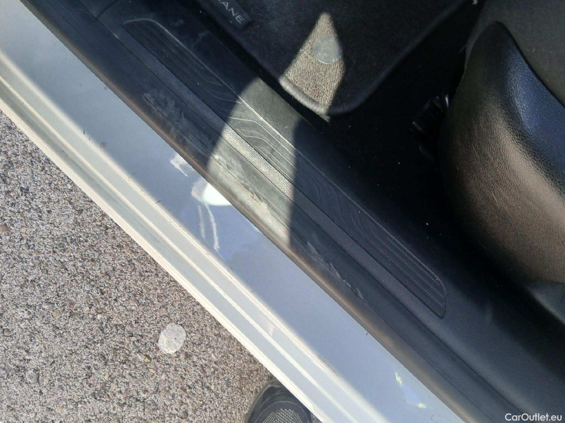  Renault  Megane RENAULT Mégane / 2015 / 5P / familiar Sp. Tourer Zen En. dCi 81kW (110CV) #9