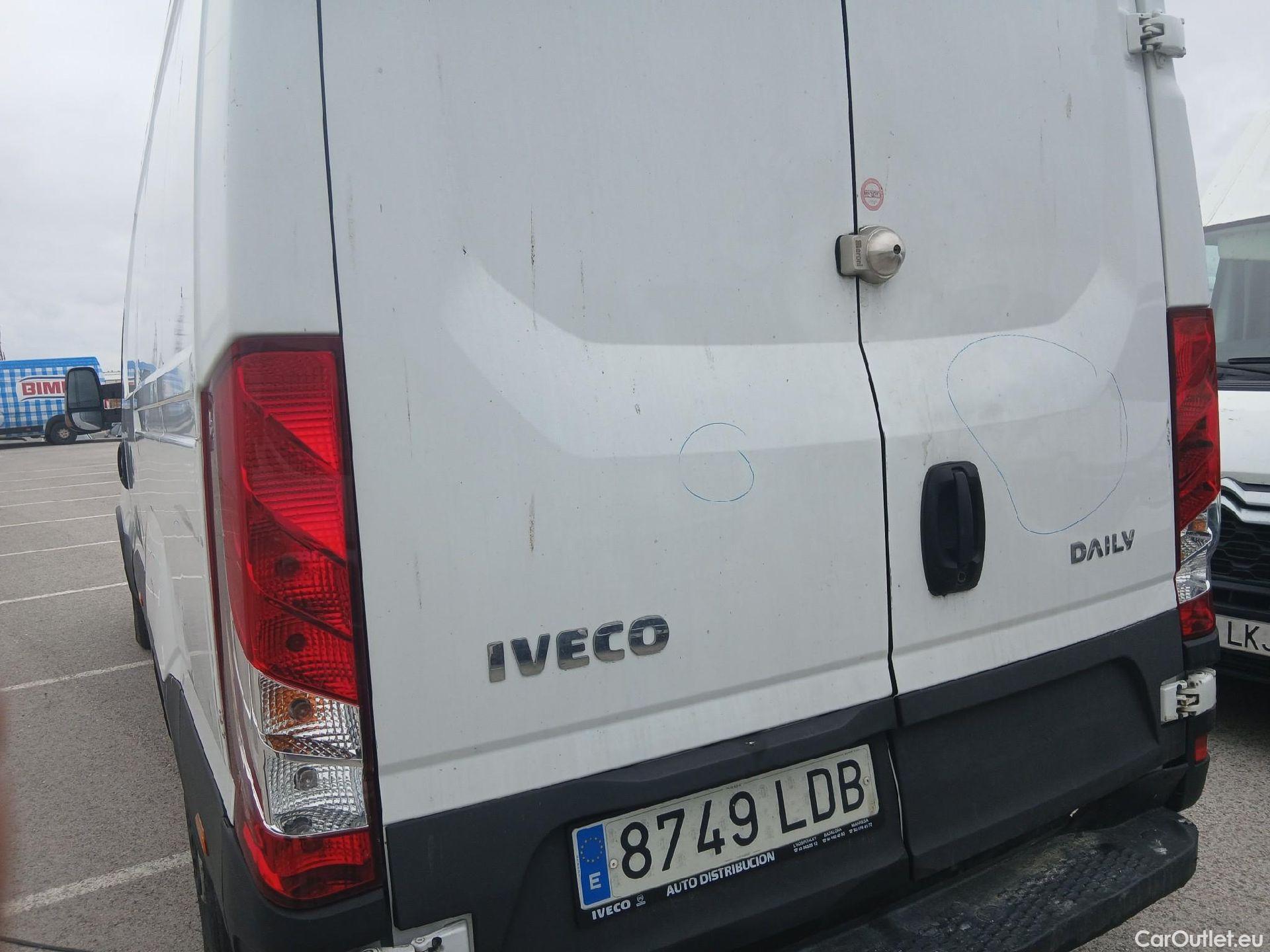  Iveco  Daily IVECO  / 2019 / 4P / furgón 2.3 TD 35S 16 V 3520L/H2 12 M3 #40