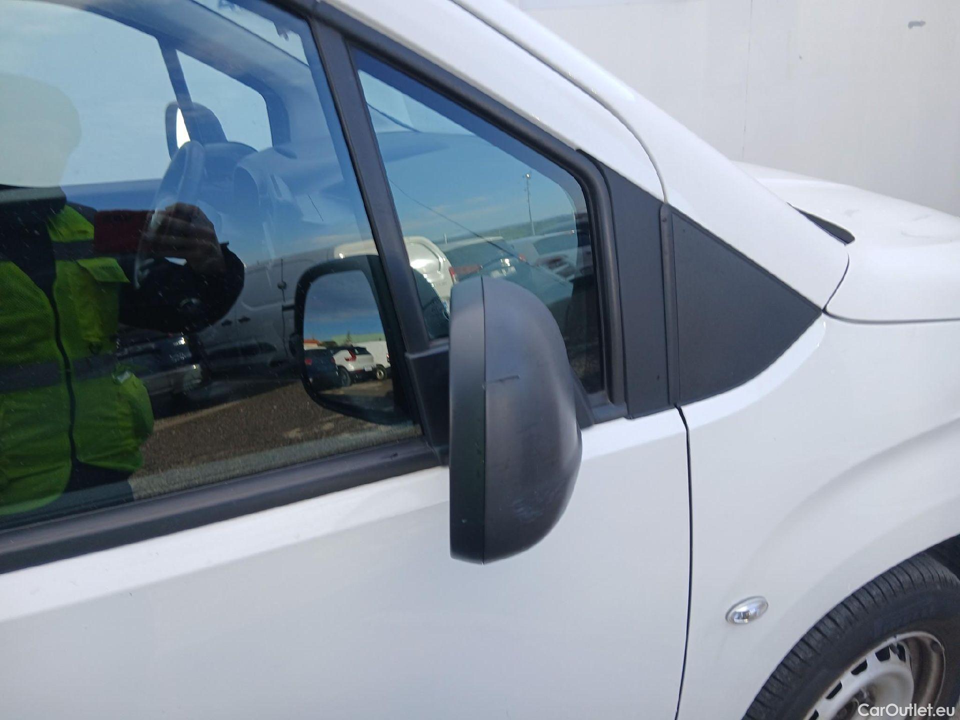  Citroen  Berlingo CITROEN  / 2018 / 4P / combi Talla M BlueHDi 100 LIVE (AC) #23