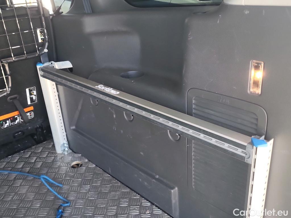  Ford  Grand Tourneo FORD  Connect / 2013 / 5P / monovolumen 1.5 TDCi 74kW (100CV) Titanium #24