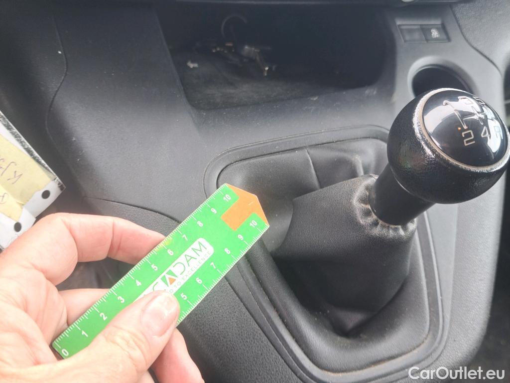  Peugeot  Partner PEUGEOT  / 2018 / 3P / furgón derivado de turismo Pro Standard 1000kg BlueHDi 73kW #78