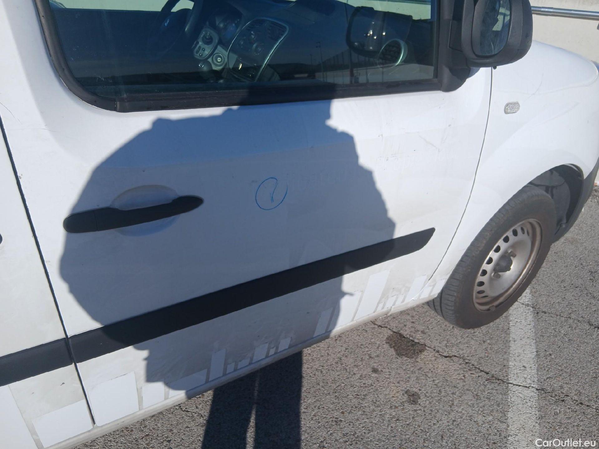  Renault  Kangoo RENAULT  Furgón/2013/4P/furgón derivado de turismo Maxi 2p Blue dCi 70 kW (95CV) #38