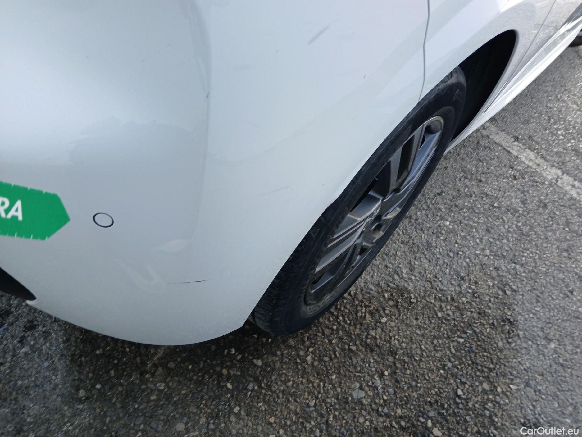  Peugeot  208 PEUGEOT  / 2019 / 5P / berlina con portón BlueHDi 73kW (100CV) Active Pack (AC) #33