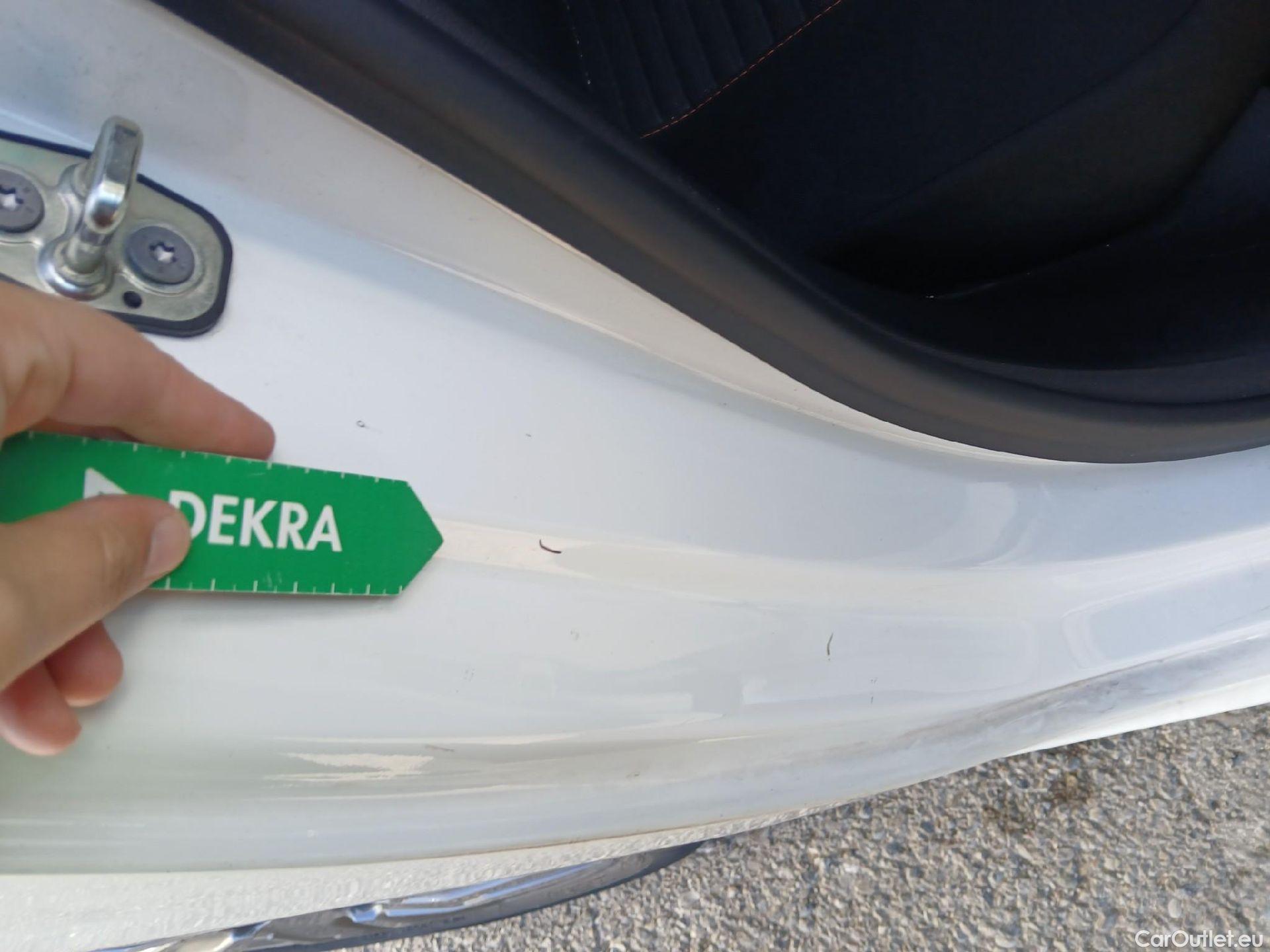  Peugeot  208 PEUGEOT  / 2019 / 5P / berlina con portón BlueHDi 73kW (100CV) Active Pack (AC) #4