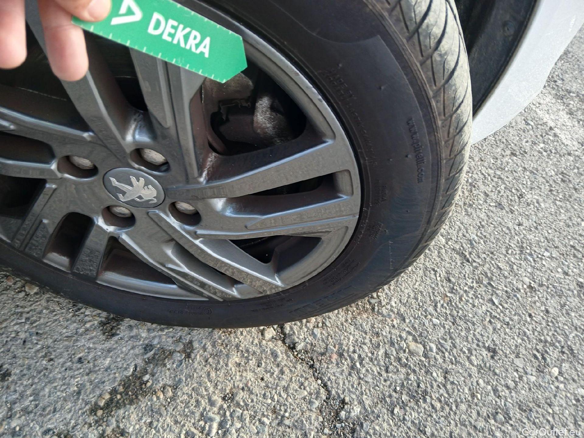  Peugeot  208 PEUGEOT  / 2019 / 5P / berlina con portón BlueHDi 73kW (100CV) Active Pack (AC) #51