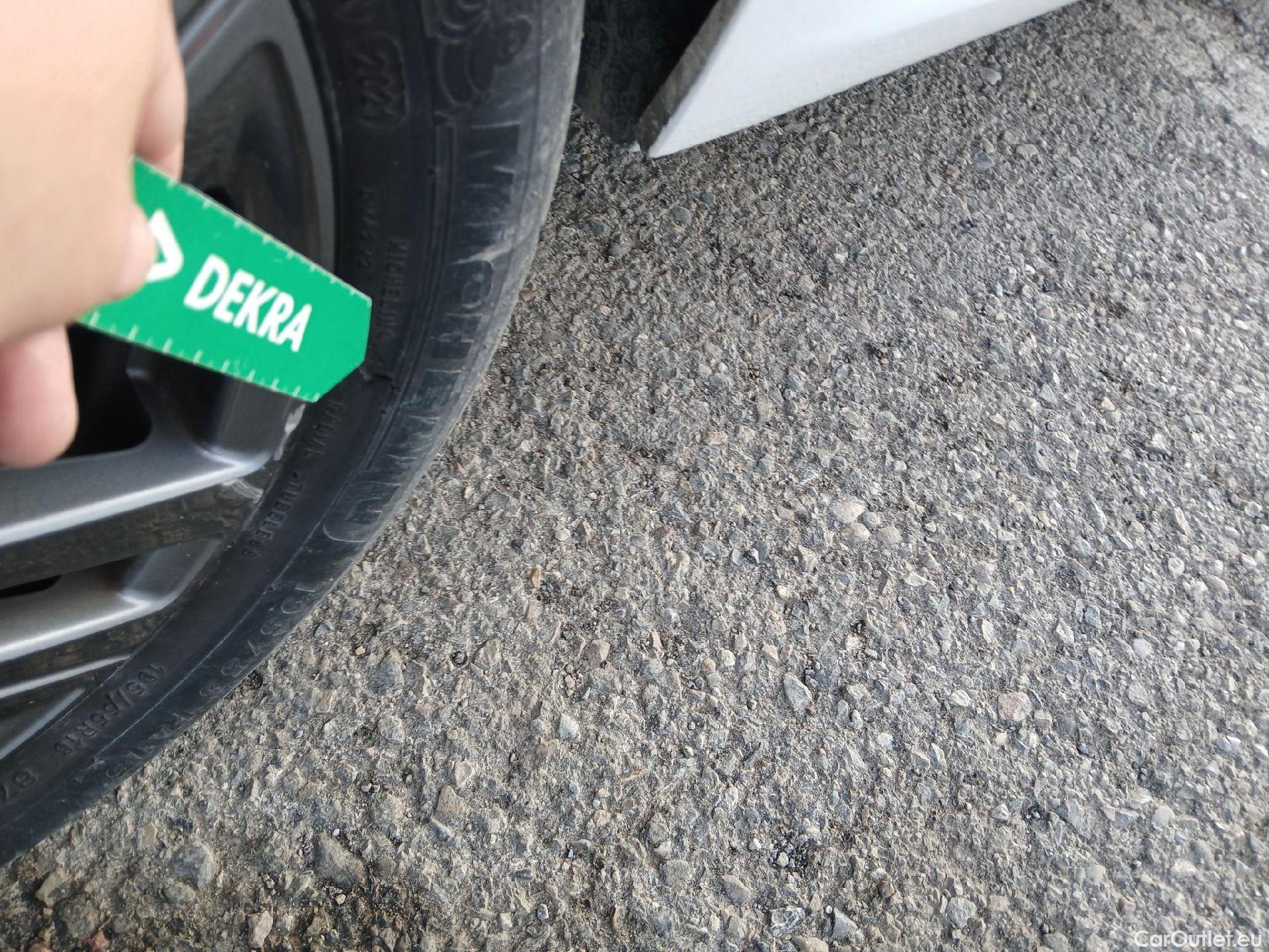  Peugeot  208 PEUGEOT  / 2019 / 5P / berlina con portón BlueHDi 73kW (100CV) Active Pack (AC) #44