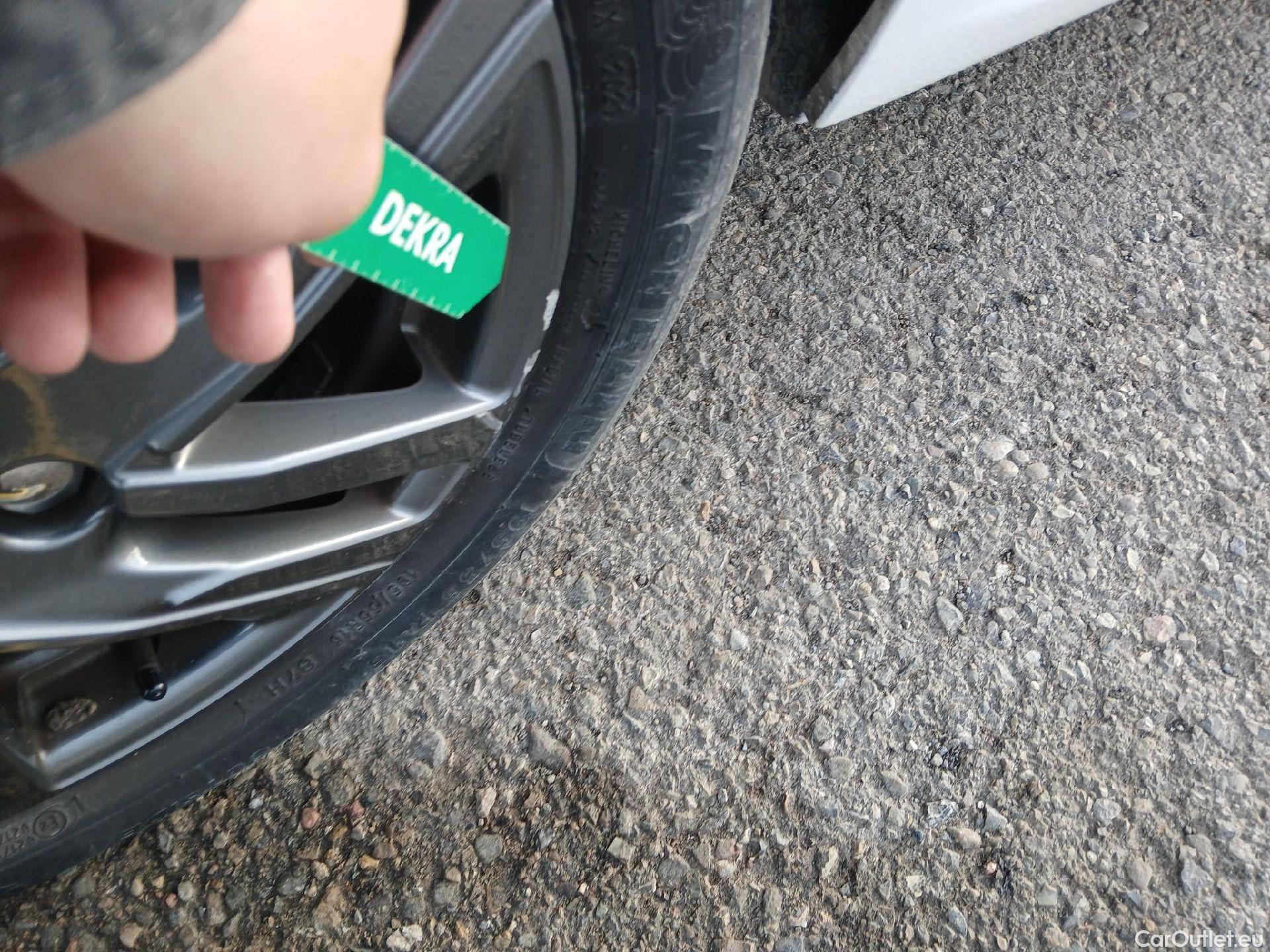  Peugeot  208 PEUGEOT  / 2019 / 5P / berlina con portón BlueHDi 73kW (100CV) Active Pack (AC) #45