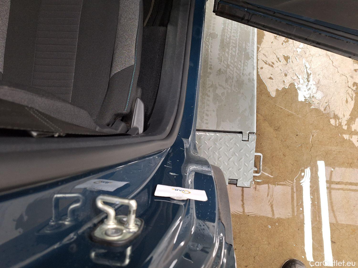  Peugeot  3008 Peugeot, 5008 FL'20, Peugeot 5008 1.2 PureTech 96kW S&S EAT8 Style 5d #28