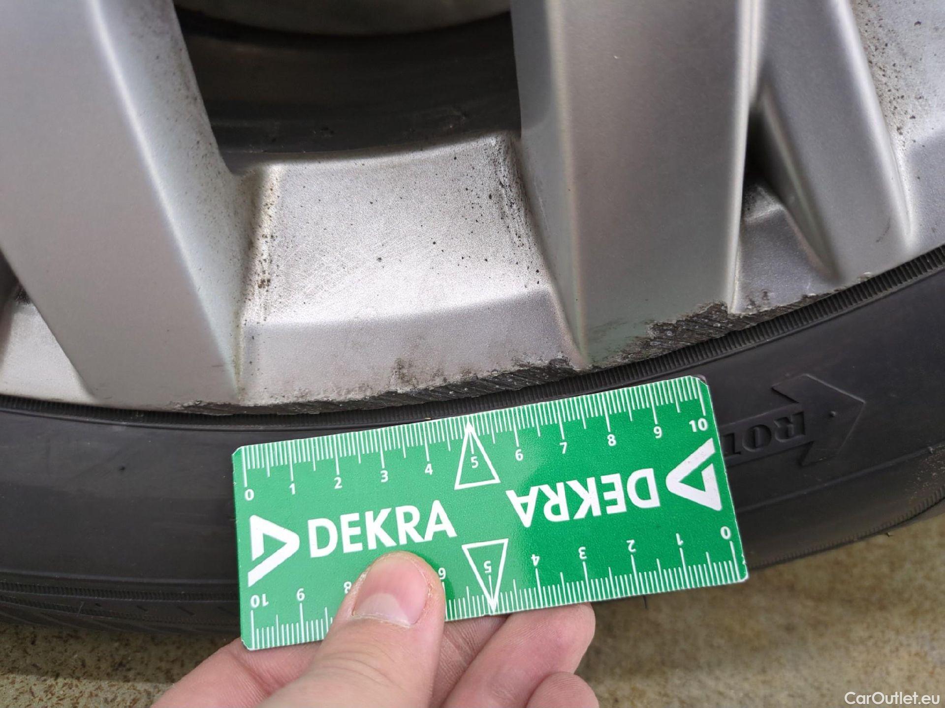  Volkswagen  Tiguan VOLKSWAGEN  / 2020 / 5P / SUV 2.0 TDI 150 DSG7 LIFE PLUS #19