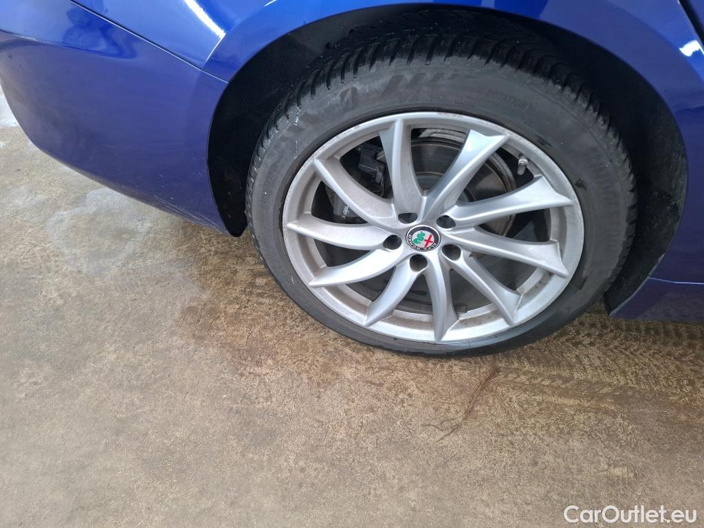  Alfa Romeo  Giulietta ALFA ROMEO Giulia / 2016 / 4P / Berline 2.2 160ch AT8 Sprint #24