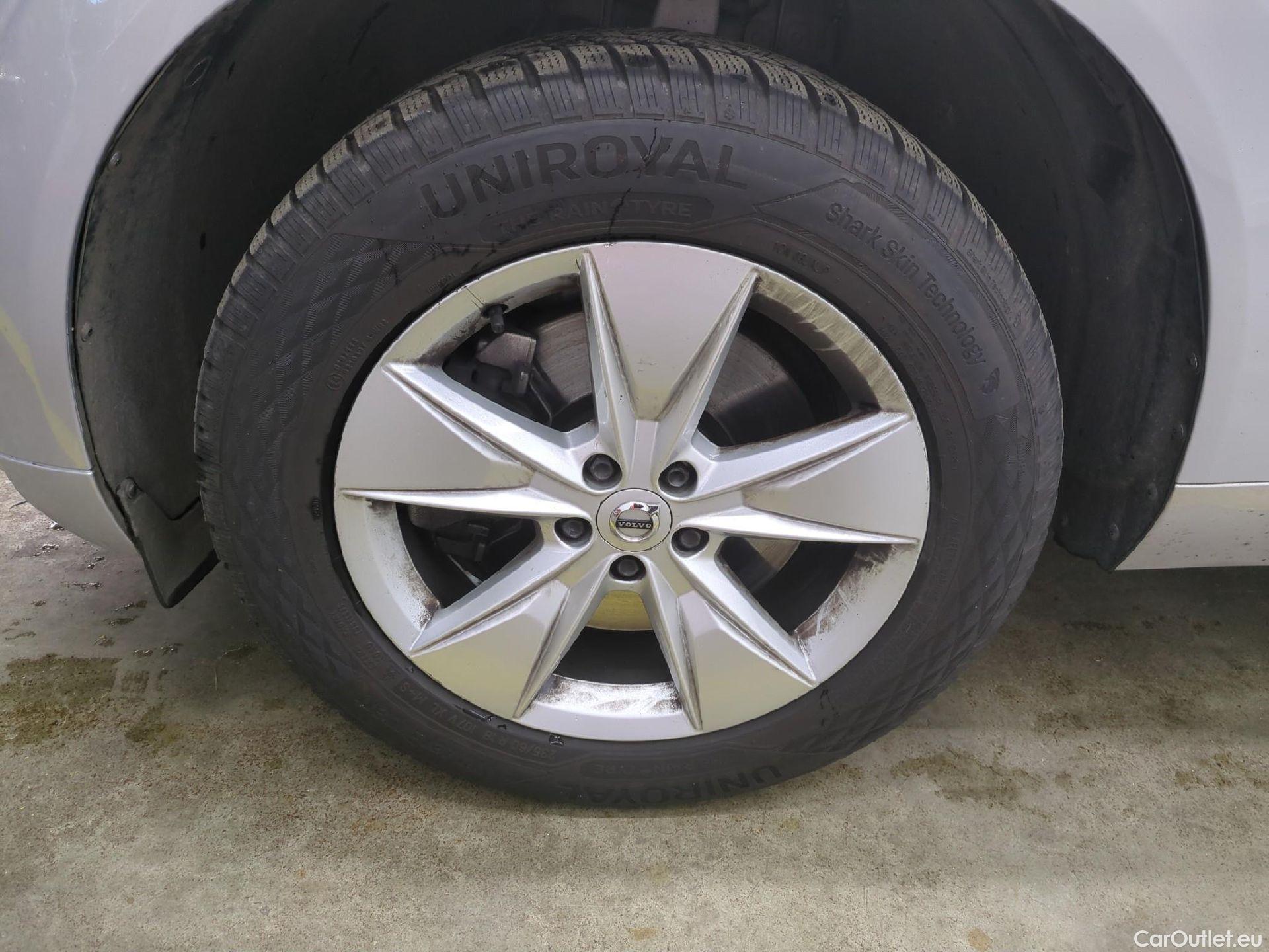  Volvo  XC60 VOLVO  5p SUV B4 AWD 197 Geartro 8 Momentum #2