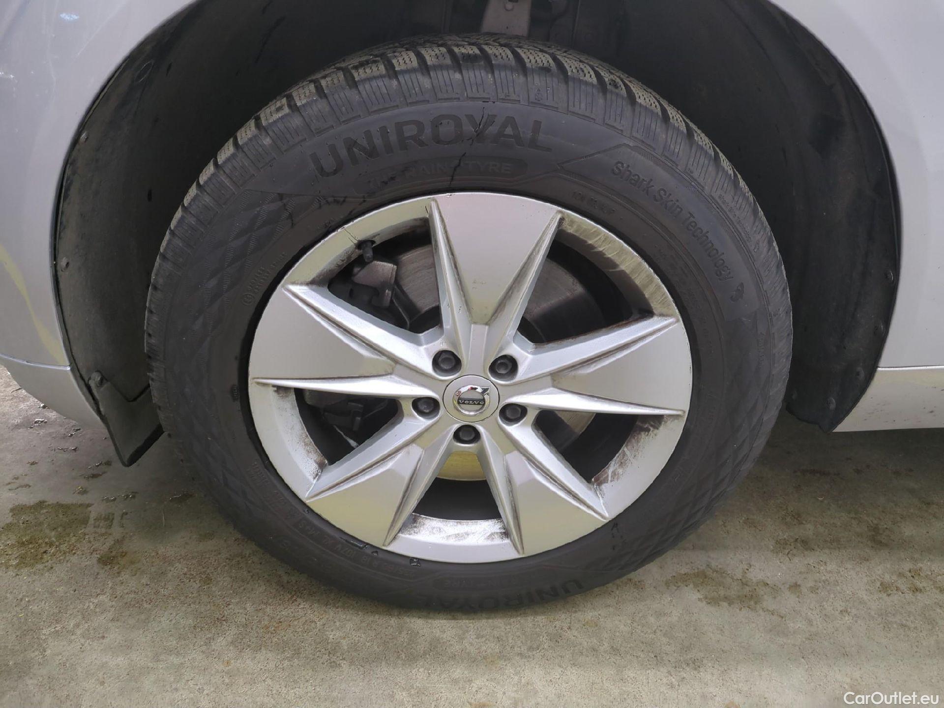  Volvo  XC60 VOLVO  5p SUV B4 AWD 197 Geartro 8 Momentum #1