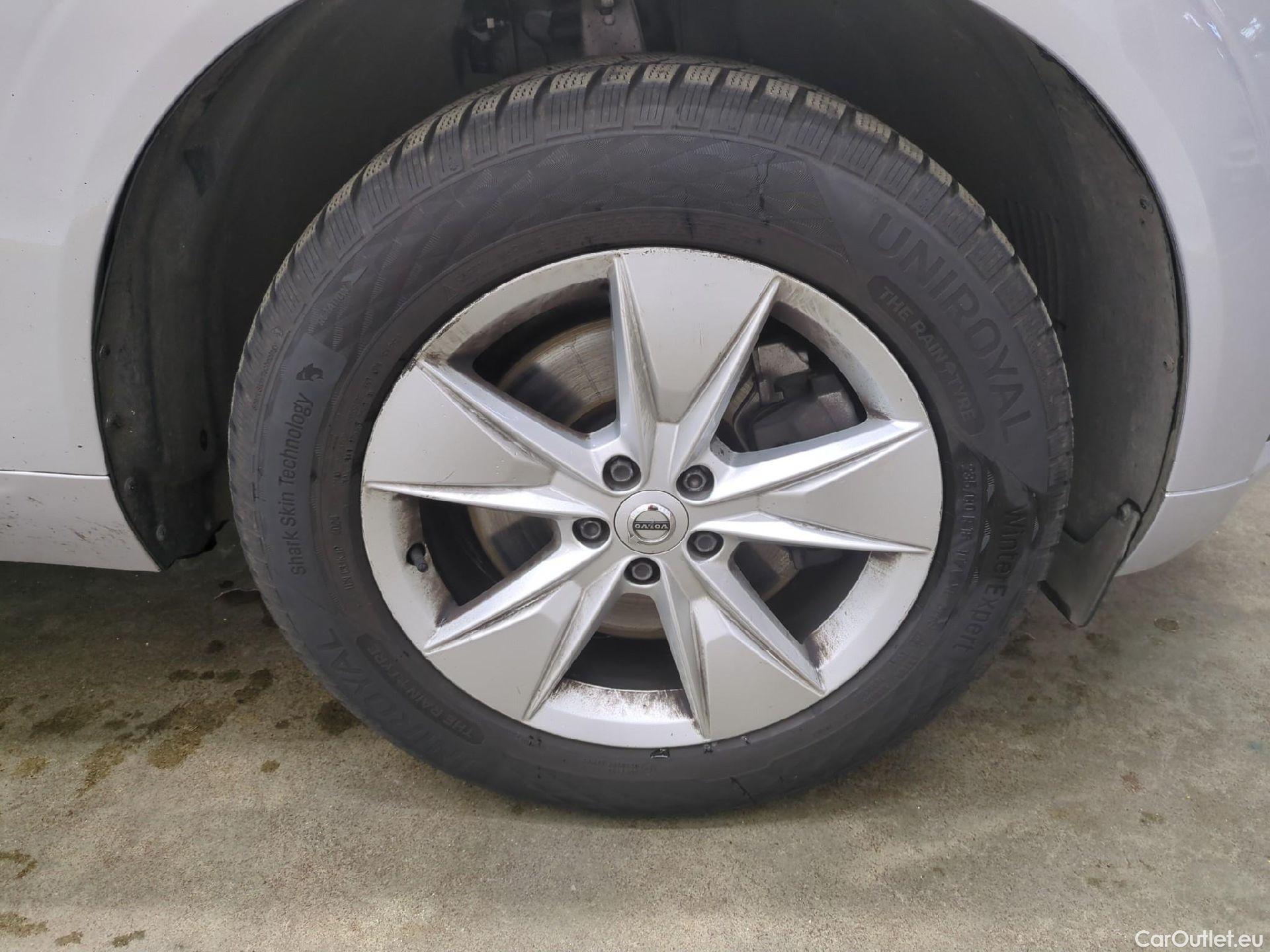  Volvo  XC60 VOLVO  5p SUV B4 AWD 197 Geartro 8 Momentum #9