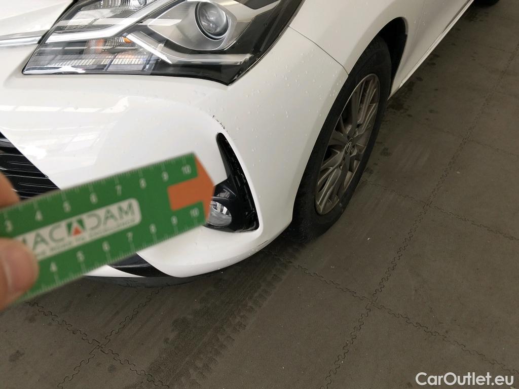  Toyota  Yaris TOYOTA  / 2017 / 5P / berlina con portón 1.5 100H Active #2