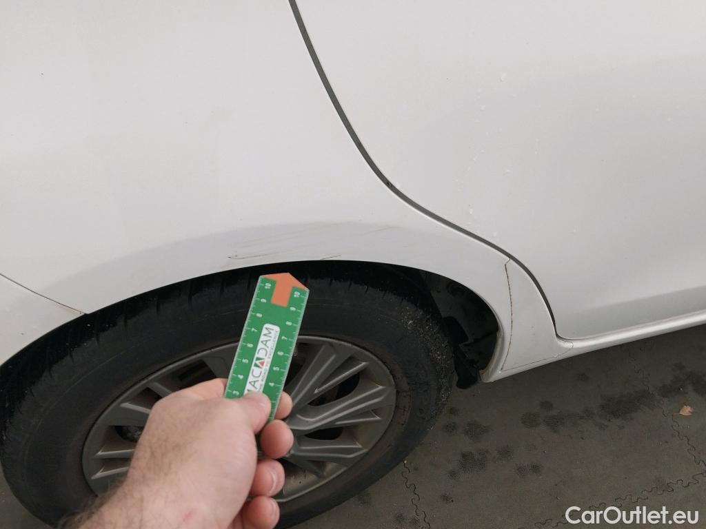  Toyota  Yaris TOYOTA  / 2017 / 5P / berlina con portón 1.5 100H Active #6