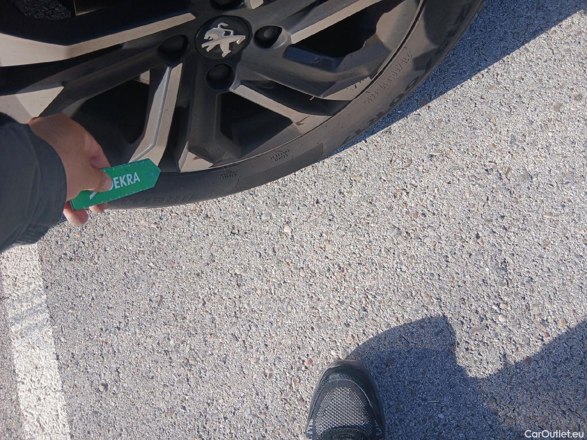  Peugeot  2008 PEUGEOT  / 2019 / 5P / todoterreno Allure BlueHDI 81kW (110CV) #46