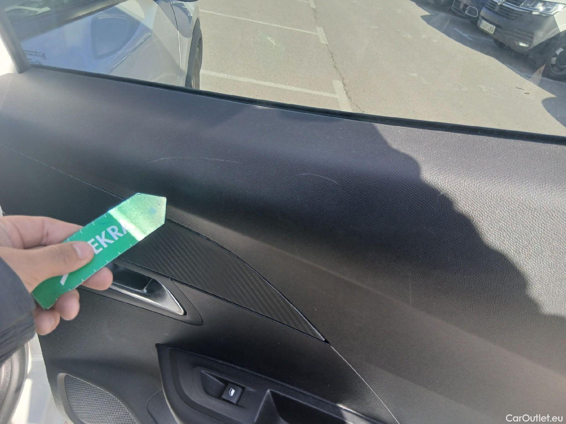  Peugeot  2008 PEUGEOT  / 2019 / 5P / todoterreno Allure BlueHDI 81kW (110CV) #9