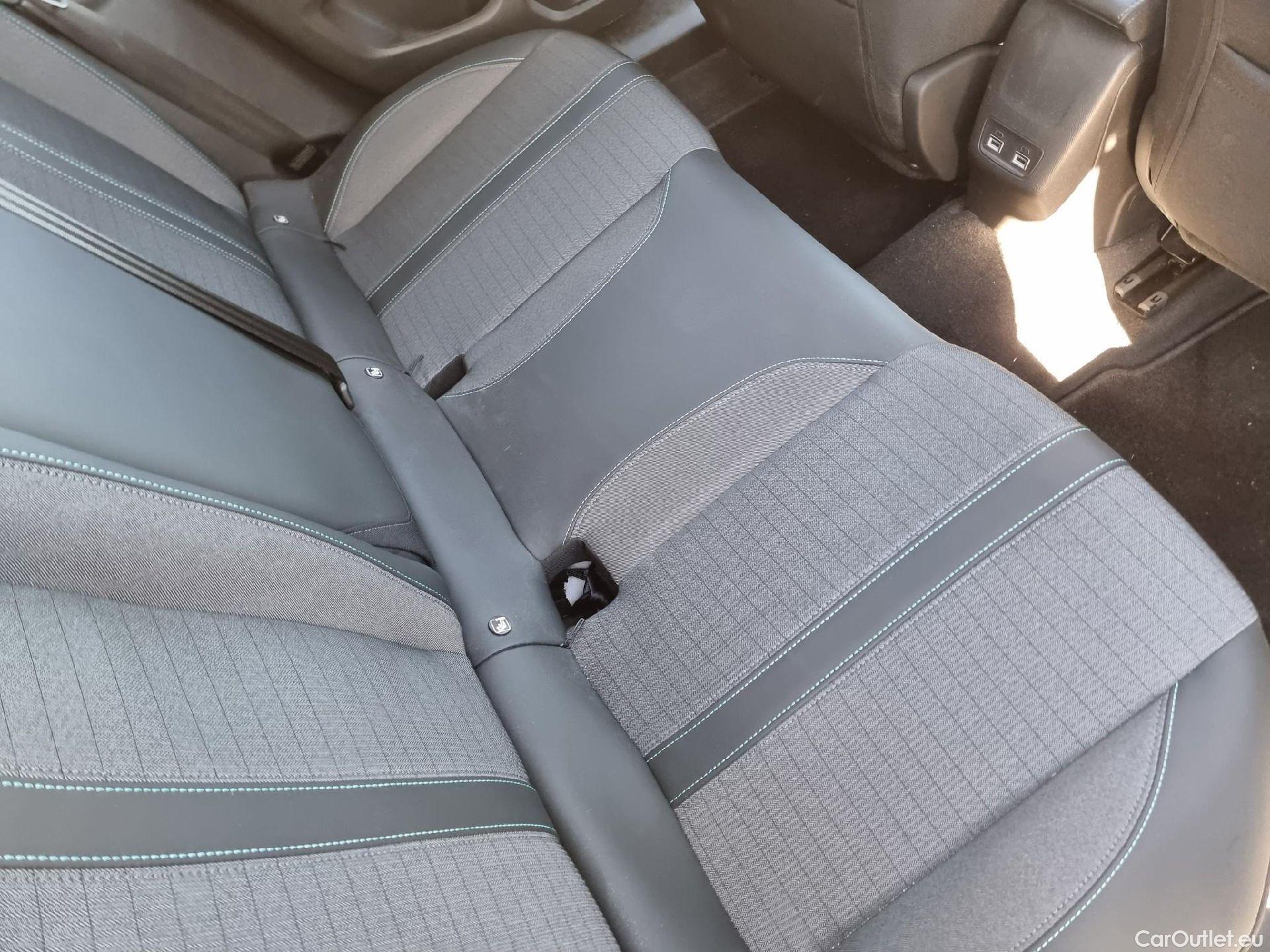  Peugeot  2008 PEUGEOT  / 2019 / 5P / todoterreno Allure BlueHDI 81kW (110CV) #18