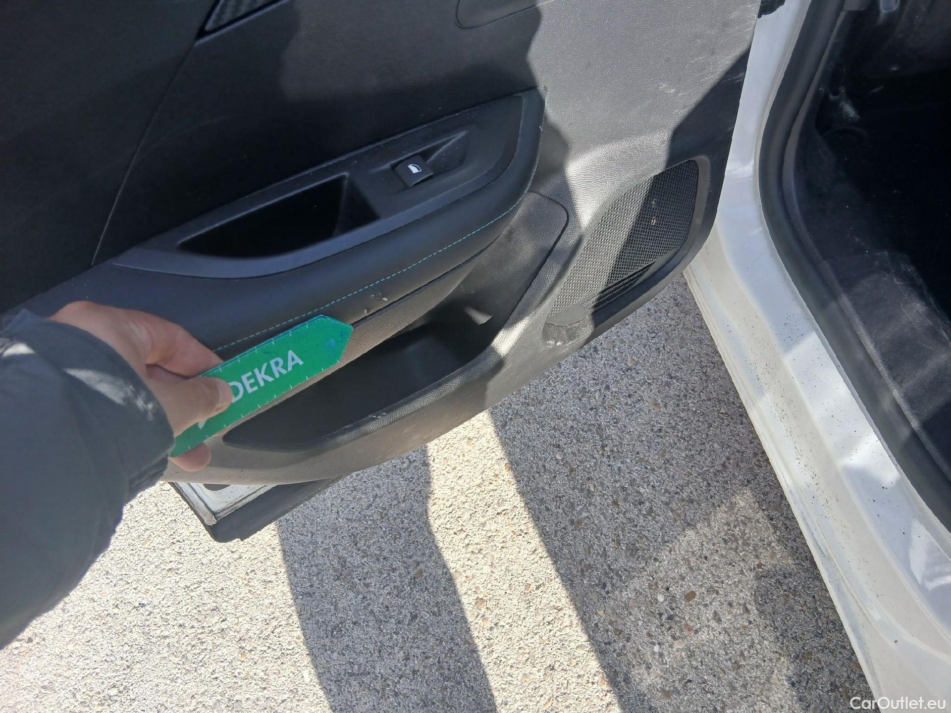  Peugeot  2008 PEUGEOT  / 2019 / 5P / todoterreno Allure BlueHDI 81kW (110CV) #8