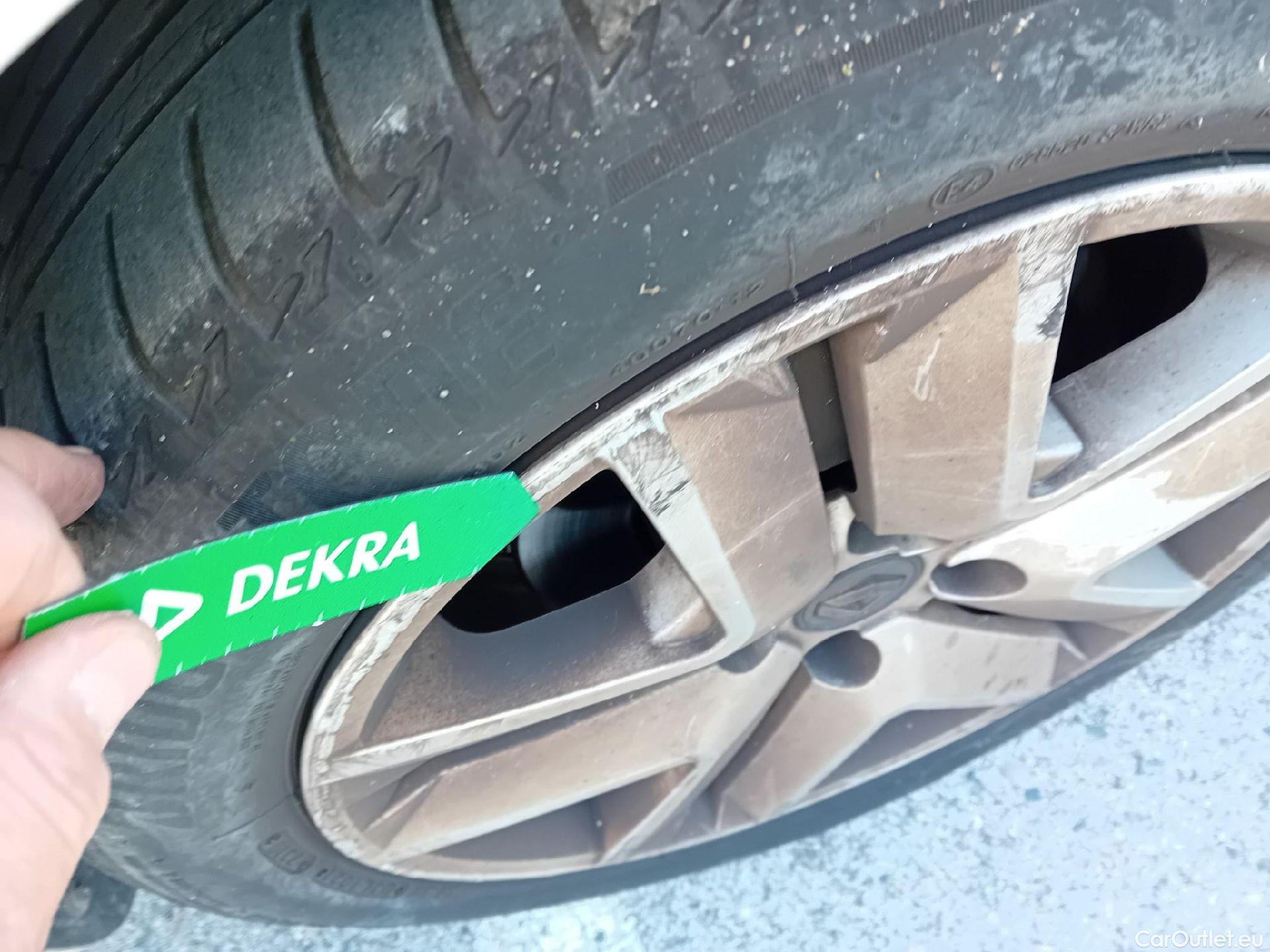  Renault  Clio RENAULT  / 2019 / 5P / berlina con portón Intens TCe 67 kW (91CV) (AC) #23