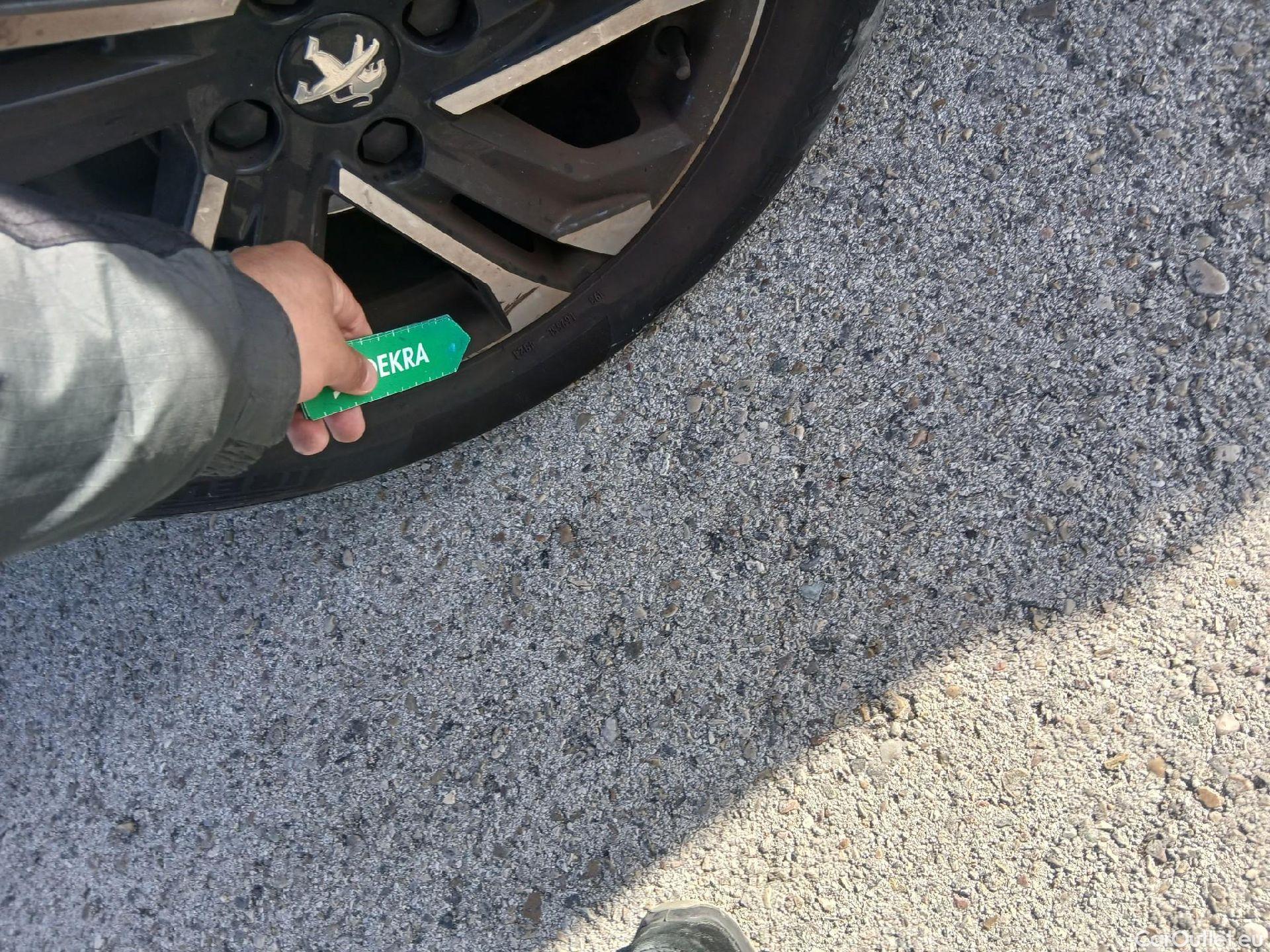  Peugeot  2008 PEUGEOT  / 2019 / 5P / todoterreno Allure BlueHDI 81kW (110CV) #18